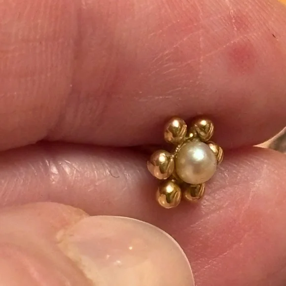 FOR JULIE Single Antique Gold Pearl Flower Stud Earring - Picture 3 of 4